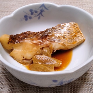 甘辛い味の魚の煮付け（鯛）